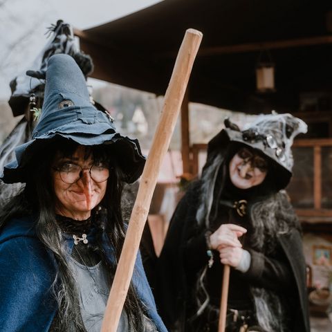 Zwei als Hexen verkleidete Personen sind zur Walpurgis in Schierke auf der Straße unterwegs.