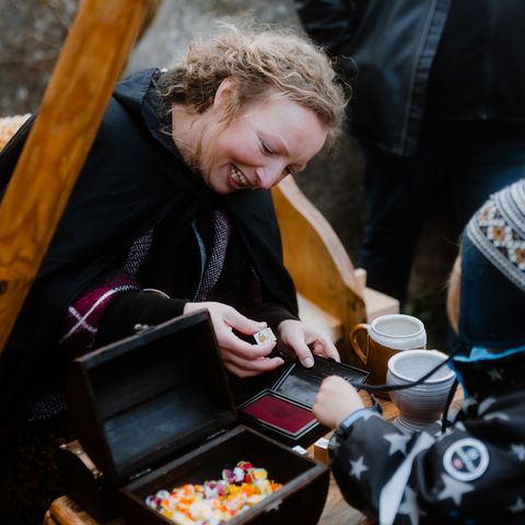 Zur Walpurgis in Schierke spielt eine Person mit einem Kind ein mittelalterliches Spiel.