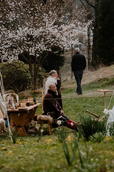 Auf dem Gelände zur Walpurgis in Schierke sind Zelte im Kurpark aufgebaut.